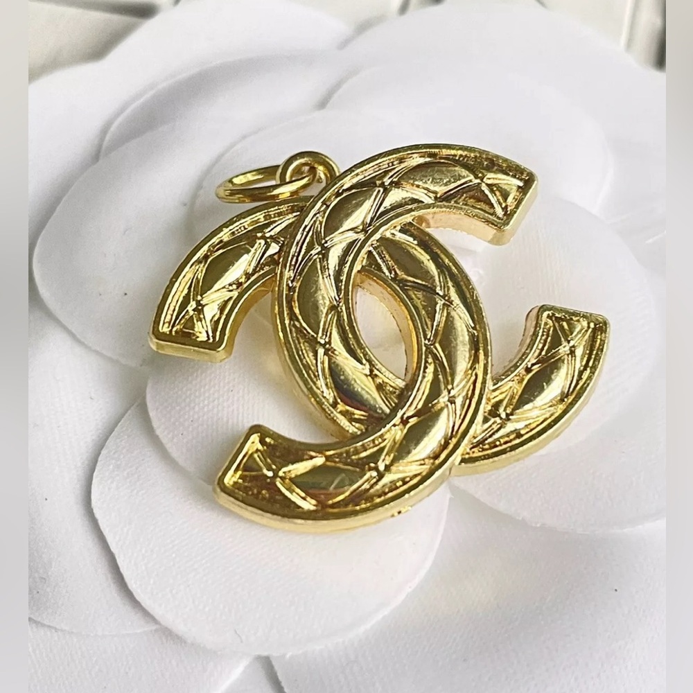 🌺Chanel stamped Zipper Pull Quilted design 🌺